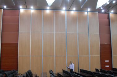 회의실 최고 거는 체계를 위한 접히는 움직일 수 있는 나무로 되는 칸막이벽