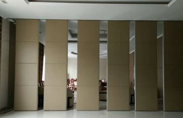 사무실 회의실을 위한 벽면 분할을 접히는 나무로 되는 패널을 미끄러지는 접을 수 있는 여닫이 문