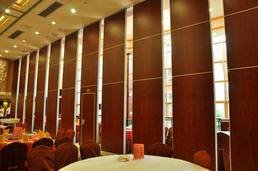 천장 연회 홀을 위한 접히는 칸막이벽에 장식적인 미닫이 문 지면