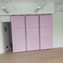 교실 청각적인 작동 가능한 접히는 벽 분할 나무로 되는 가죽 끝 분홍색 색깔