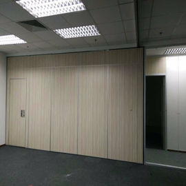 움직일 수 있는 벽 사무실을 위한 목제 접히는 칸막이벽 작동 가능한 문 청각적인 칸막이벽