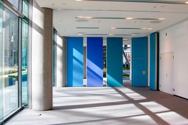 교실 이동할 수 있는 호텔 주문을 받아서 만들어진 색깔 칸막이벽을 미끄러지는 청각적인 내화성