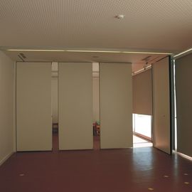 접게된 문 교실을 위한 움직일 수 있는 칸막이벽을 미끄러지는 학교