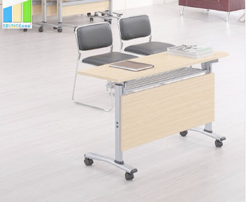 휠과 책상을 폴딩시켜 접힌 학생 테이블을 훈련시키는 에번지 사무실 회의
