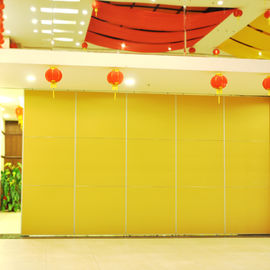 노란 움직일 수 있는 칸막이벽, 접히는 분할 문을 미끄러지는 호텔 회의실