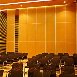 회의실 나무로 되는 홈이 있는 청각 패널 소리 - 흡수하는 패널