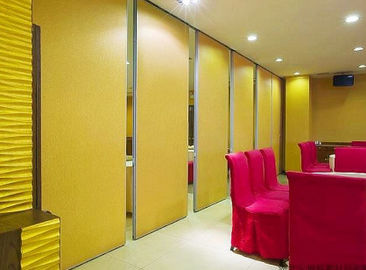 노란 움직일 수 있는 칸막이벽, 접히는 분할 문을 미끄러지는 호텔 회의실