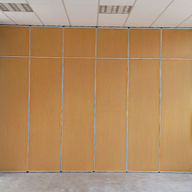 회의실 문 접근을 통해 통행을 가진 접히는 칸막이벽