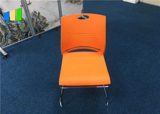 폴리프로필렌 플라스틱 오피스 방문자 의자는 쌓아 올릴 수 있는 변기들을 특화했습니다